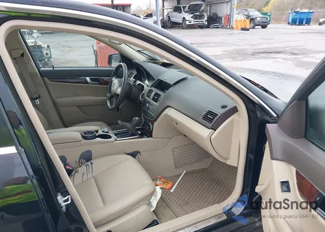 2011 Mercedes-Benz C 300 Luxury 4Matic/Sport 4Matic из США, поврежденный, VIN WDDGF8BBXBA495451